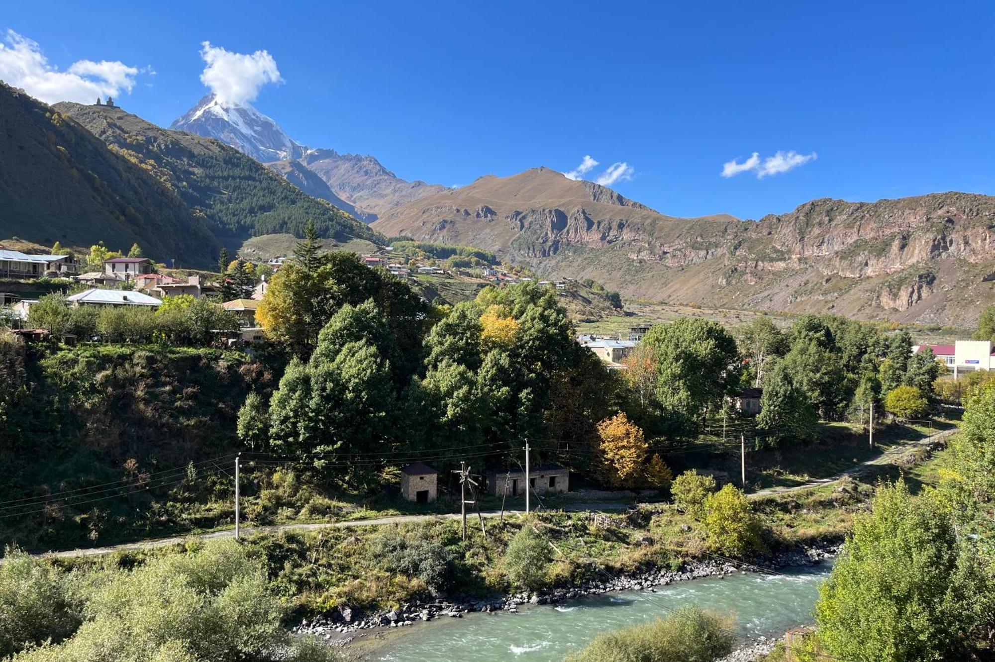 Hotel Stancia Kazbegi - City Center Kültér fotó