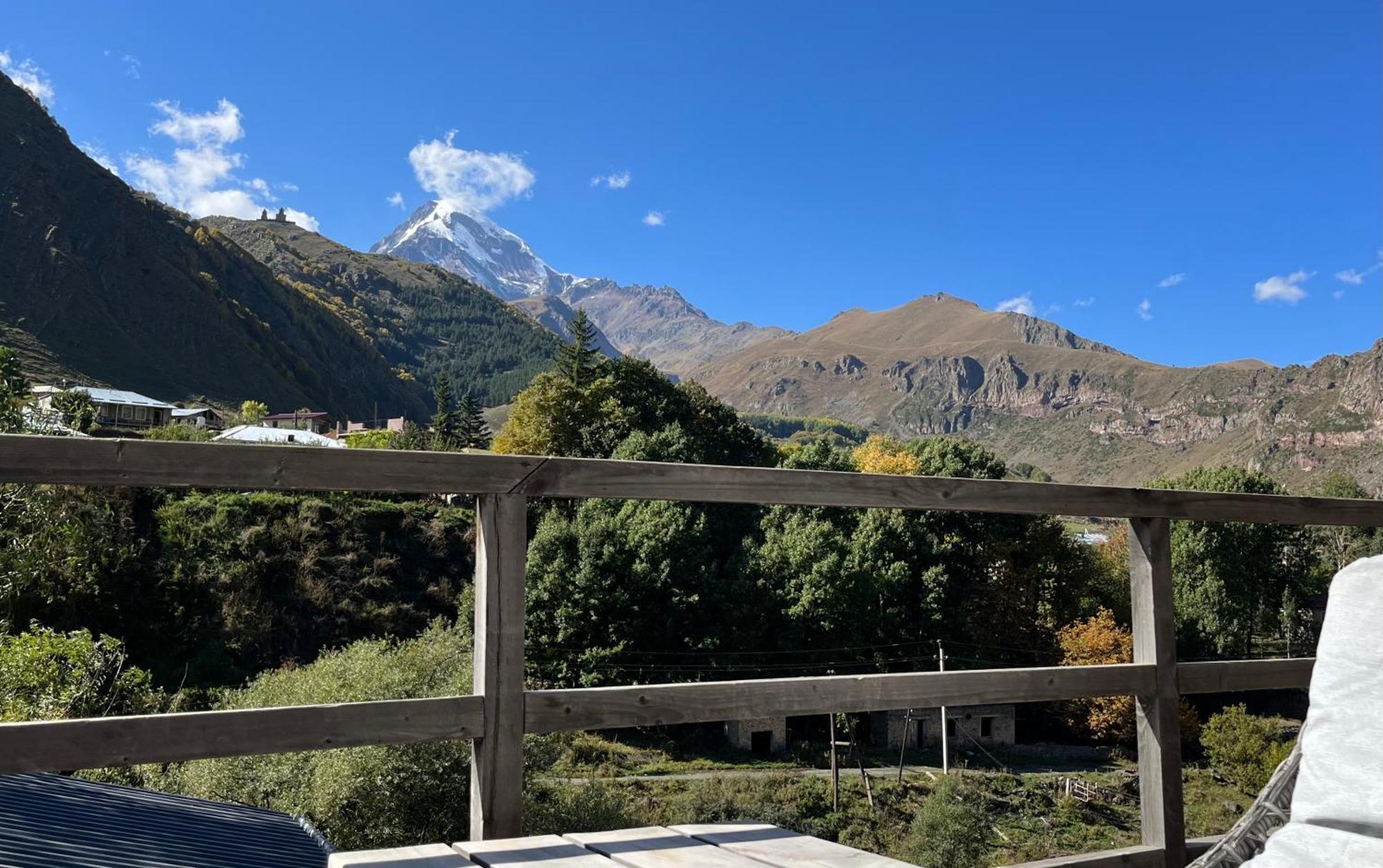 Hotel Stancia Kazbegi - City Center Kültér fotó