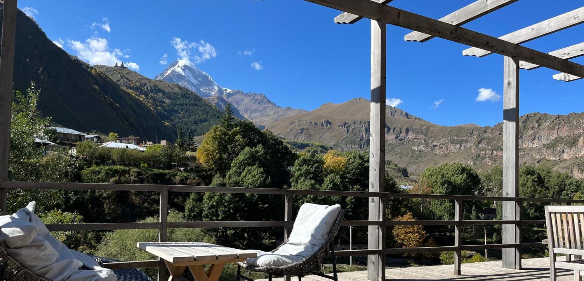 Hotel Stancia Kazbegi - City Center Kültér fotó