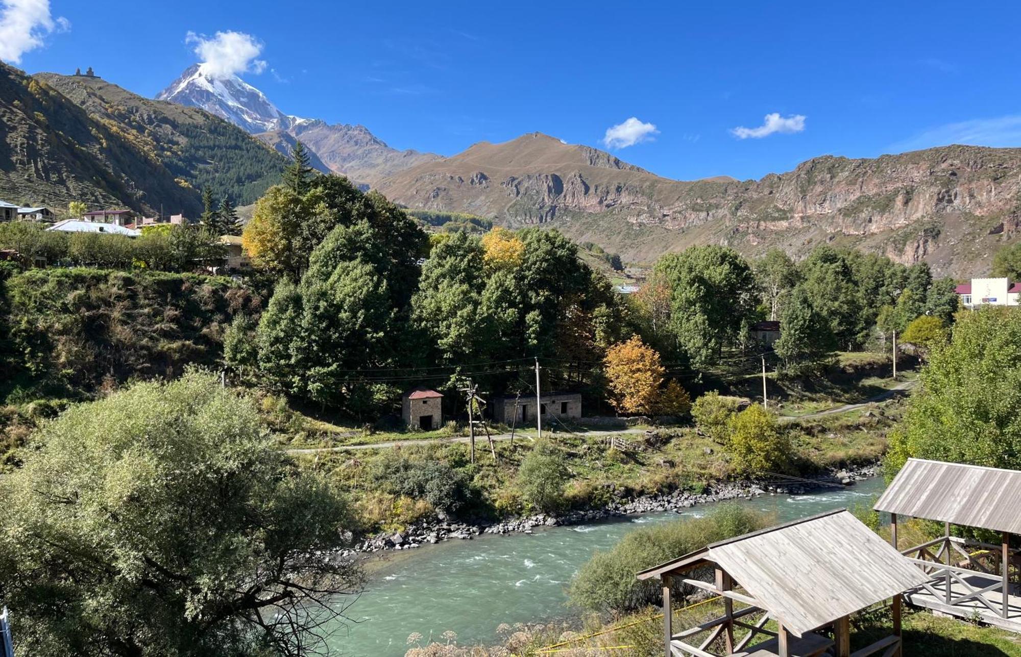 Hotel Stancia Kazbegi - City Center Kültér fotó